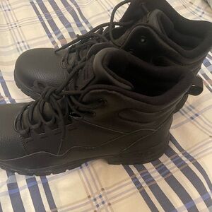 Selling one pair of men’s boot.